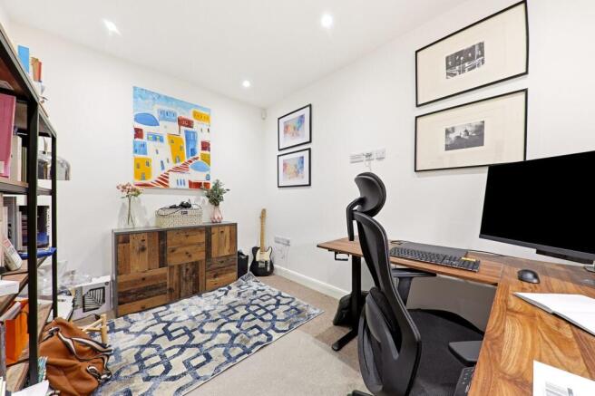 5 bed Detached for sale Image 11