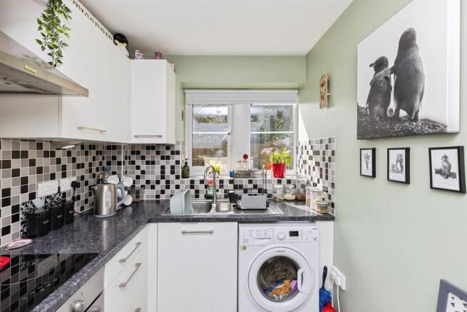 2 bed Flat for sale Image 7