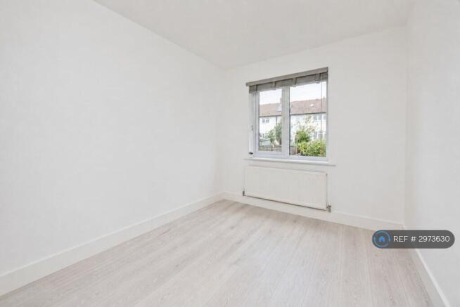 Available Double Bedroom ¿ Single Window View