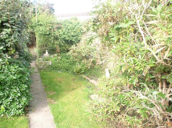 9 Hurtwood Road gard