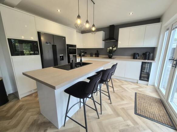 4 bed Semi-Detached to rent Image 5