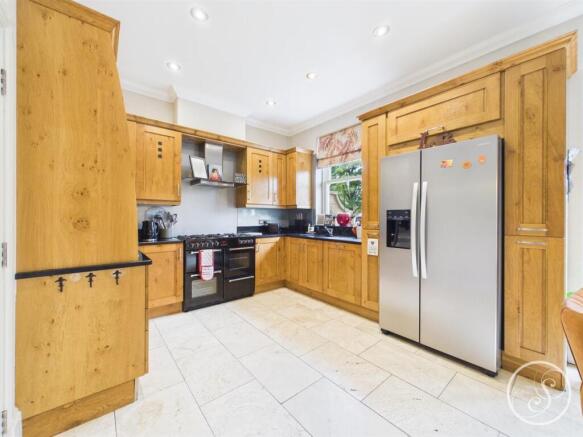 3 bed Apartment for sale Image 7