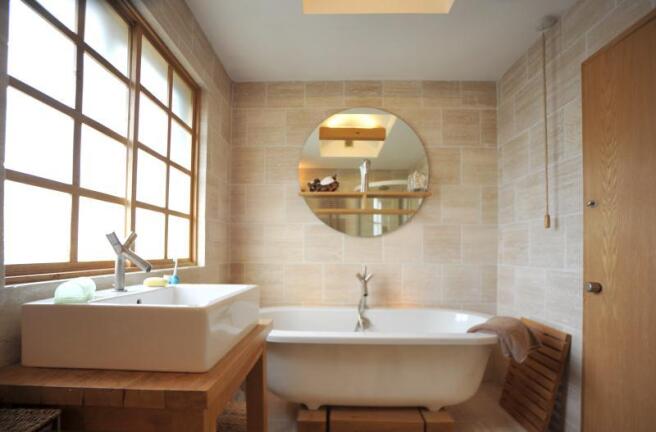 Family Bathroom 1