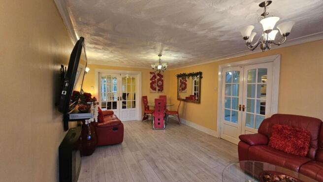 5 bed Detached for sale Image 8
