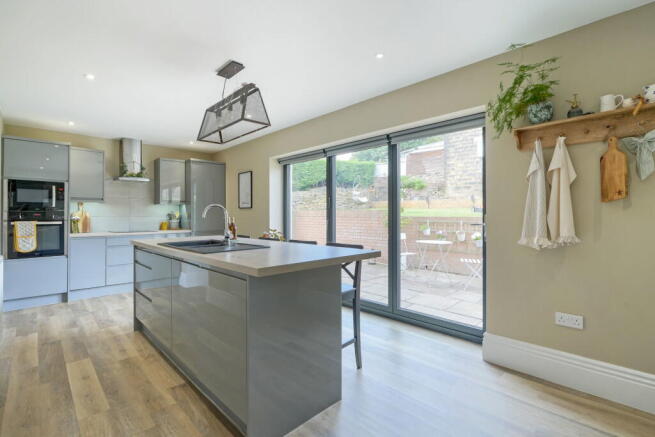 5 bed Detached for sale Image 12