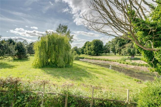 5 bed Detached for sale Image 12