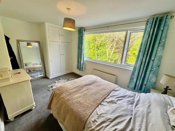 5 bed Semi-Detached for sale Image 7