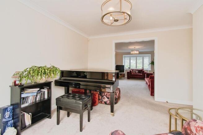 4 bed Detached for sale Image 7