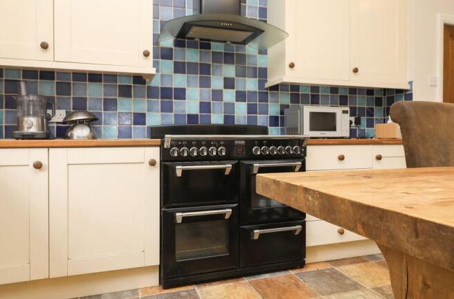 4 bed Detached for sale Image 9