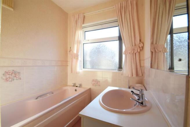 Bathroom 2.jpg