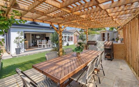 DETACHED BUNGALOW WITH OUTDOOR KITCHEN - Crossfield Avenue, Cowes