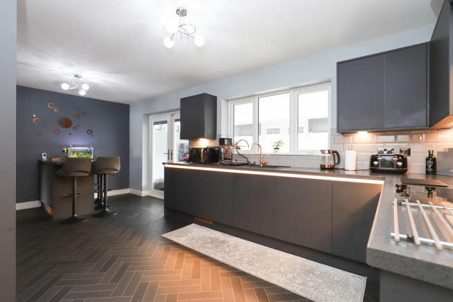 Kitchen & Din...