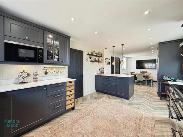 4 bed Detached for sale Image 7