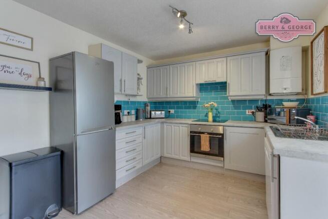 KITCHEN / DINING