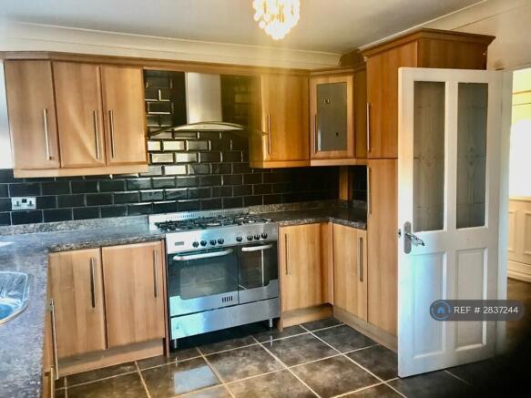3 bed Semi-Detached to rent Image 5