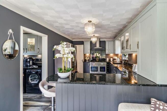 5 bed Detached for sale Image 8