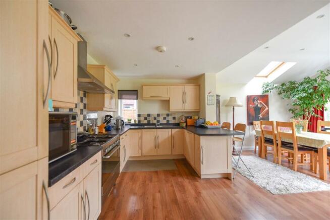 KITCHEN/DINING AREA