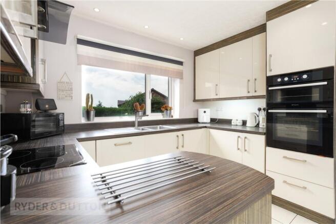 4 bed Detached for sale Image 10