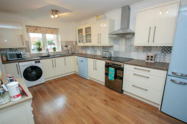 Kitchen 2.jpg
