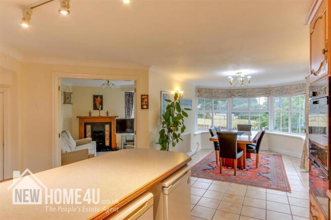 KITCHEN / DINER: