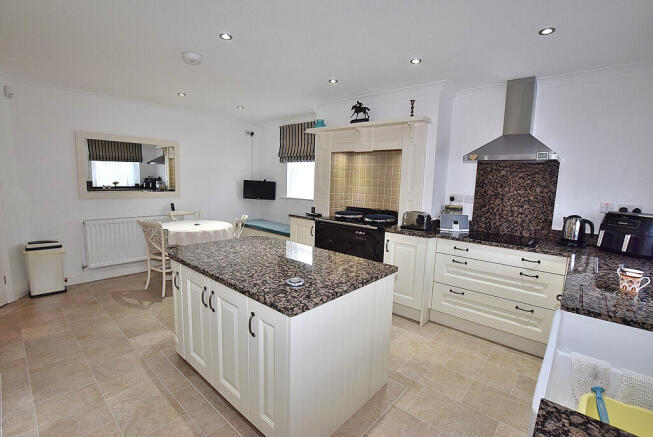 3 bed Semi-Detached for sale Image 10