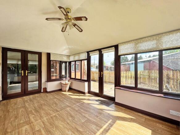 4 bed Detached Bungalow to rent Image 8