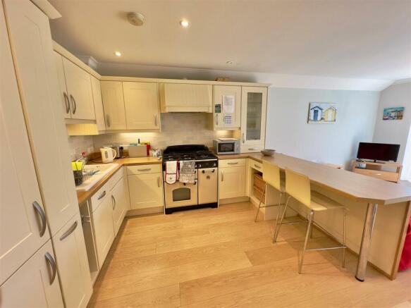 Kitchen 2.jpg