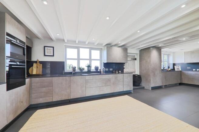 4 bed Detached for sale Image 9