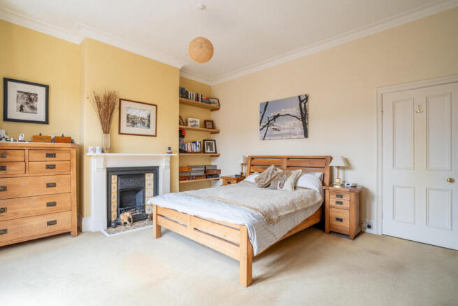 5 bed Town House for sale Image 7