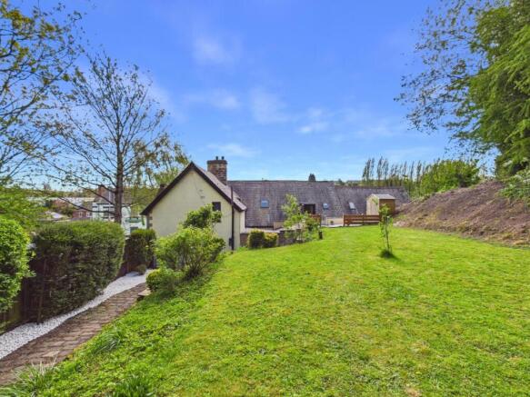 6 bed Detached for sale Image 5