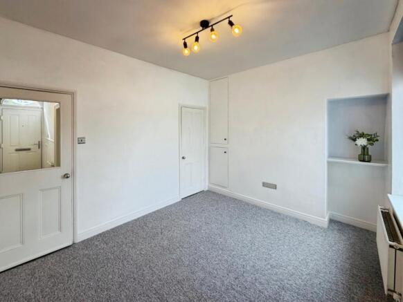 2 bed Terraced to rent Image 5