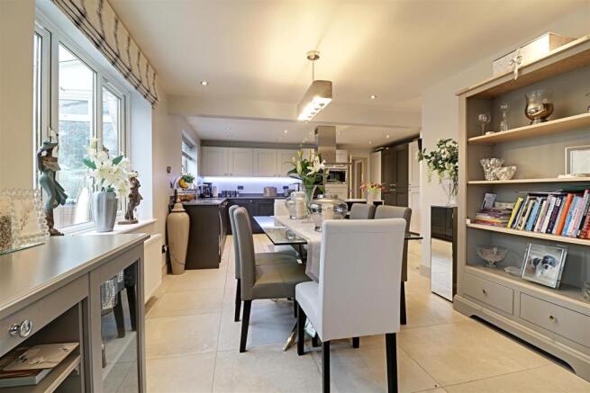 DINING AREA measuring