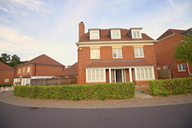 5 bed town house to rent Whistler Drive, Barnet E