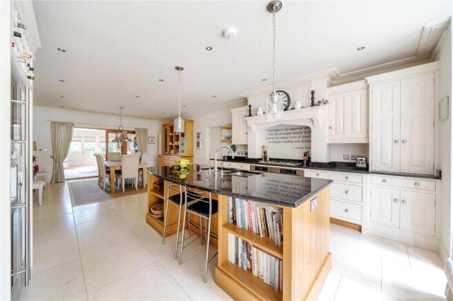 5 bed Detached for sale Image 7