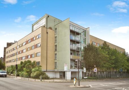 Main Avenue, Enfield, EN1