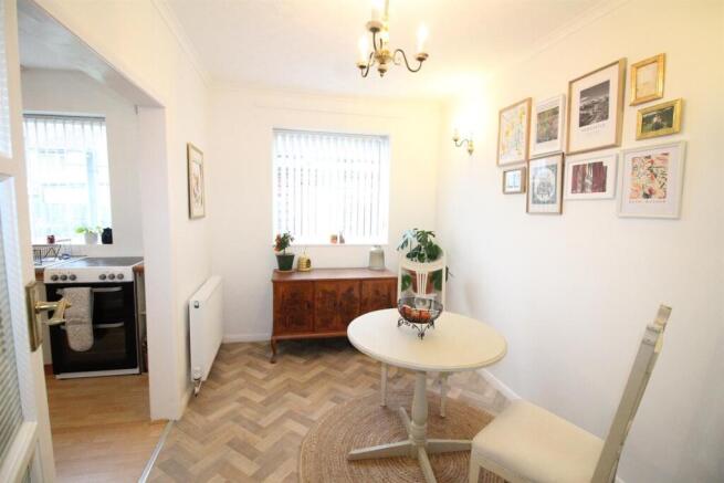 14 Pendle Cres-Dining.JPG