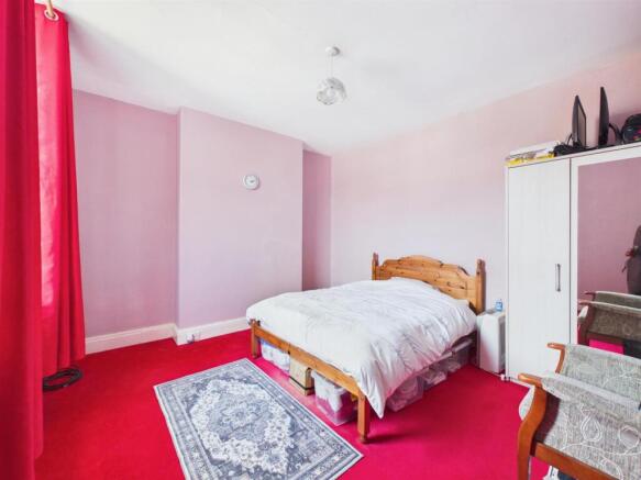 5 bed Detached for sale Image 7