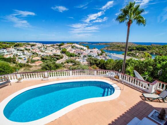 Villa with sea views in Addaia