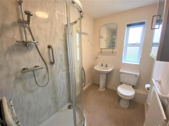 EN-SUITE SHOWER ROOM