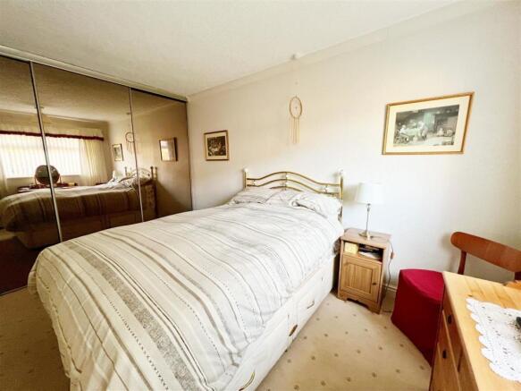 Bedroom 1 pic 3.jpg