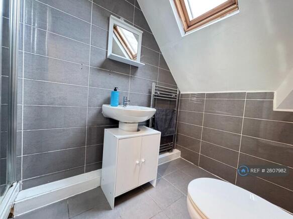 5 bed Semi-Detached to rent Image 12