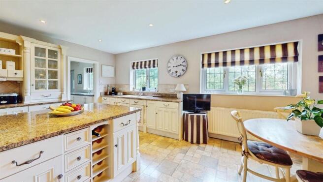 4 bed Detached for sale Image 6