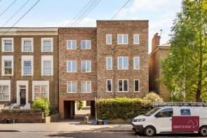 Flat 2, 39 Buckingham Court, Arragon Road, Twickenham TW1 3NF
