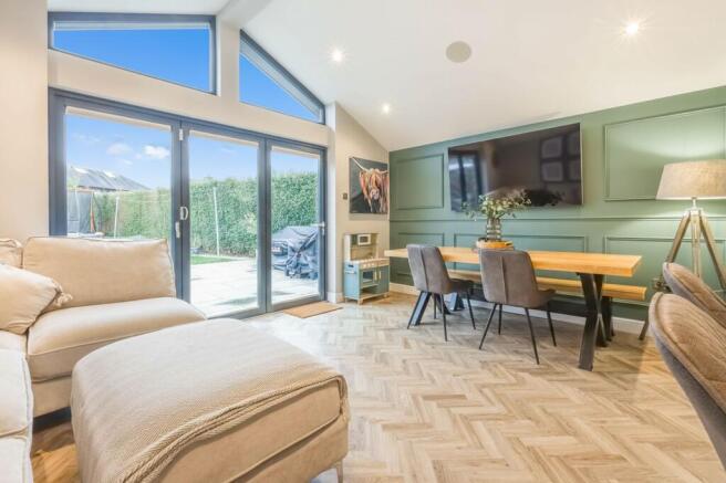 KITCHEN / DINING ROOM