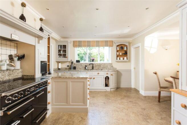 5 bed Detached for sale Image 9