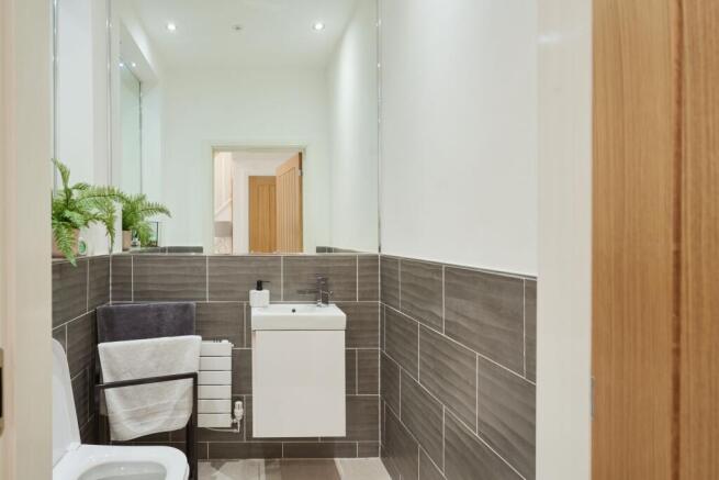 5 bed Detached for sale Image 11