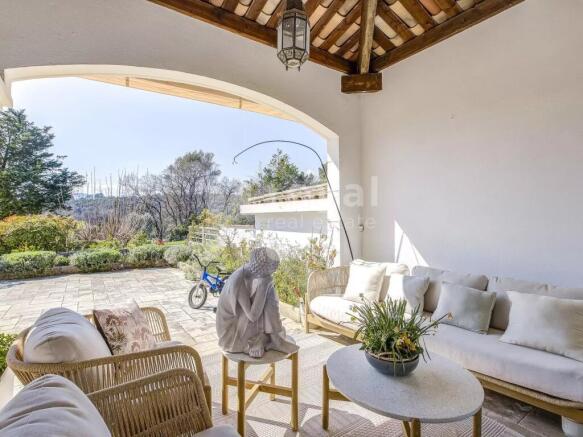 Spacious terrace with golf views - Single-storey v