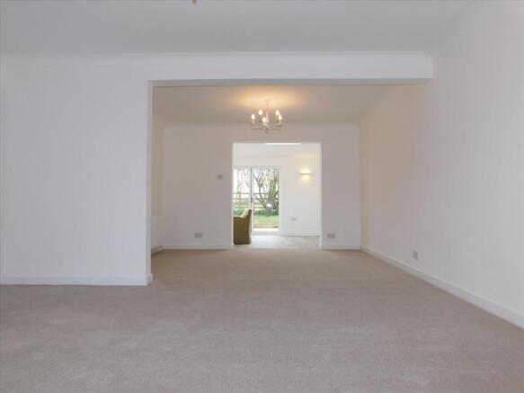 LOUNGE/DINING ROOM