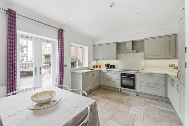 KITCHEN / DINING