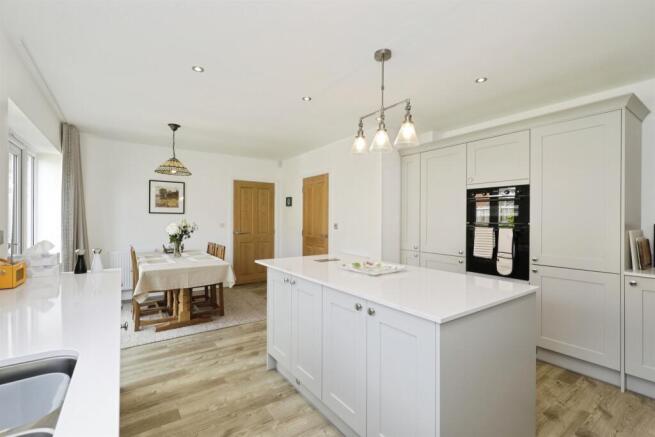 4 bed Detached for sale Image 7